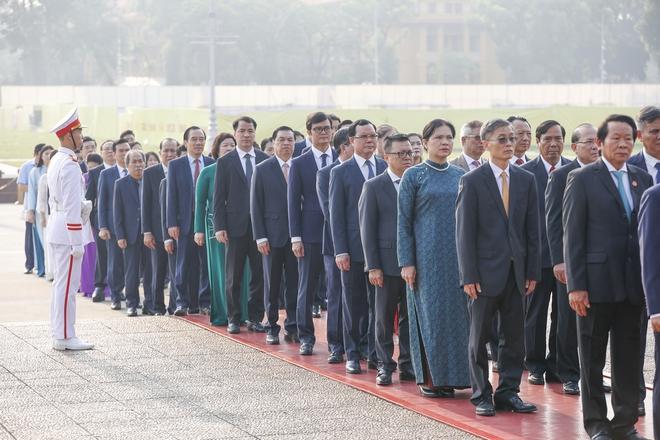 Đại biểu Đảng bộ MTTQ, các đoàn thể T.Ư vào Lăng viếng Chủ tịch Hồ Chí Minh- Ảnh 3. Đại biểu Đảng bộ MTTQ, các đoàn thể T.Ư vào Lăng viếng Chủ tịch Hồ Chí Minh- Ảnh 3.