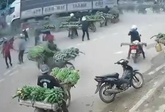 Quảng Trị Xe tải lao vào chợ Tân Long khiến 9 người thương vong - Ảnh 1.