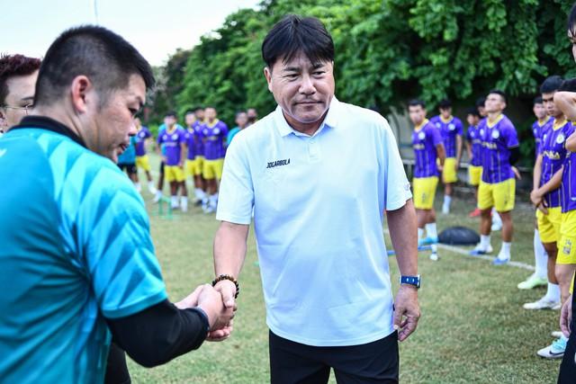 'Cối xay HLV' V-League đã kích hoạt: Gọi thẳng tên ‘tướng’ Anh Đức hay Choi Won-kwon?- Ảnh 2.
