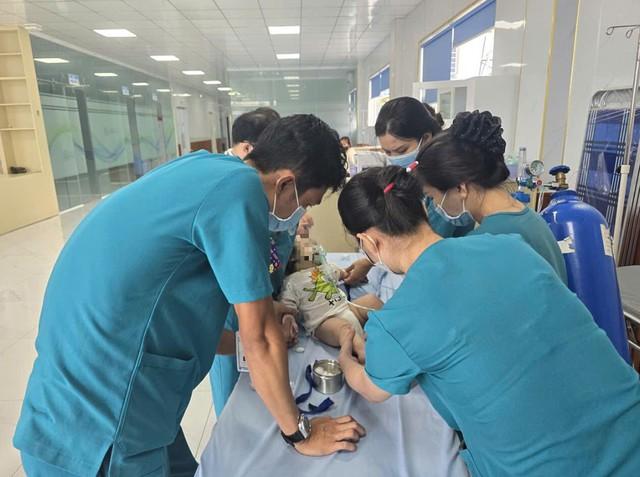 CSGT dùng xe chuyên dụng cứu nguy bé trai 1 tuổi khó thở, tím tái toàn thân- Ảnh 4.