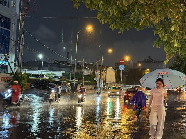 Sau cơn mưa dầm dề, thời tiết TP.HCM hôm nay dự báo mưa lớn từ trưa - Ảnh 1.