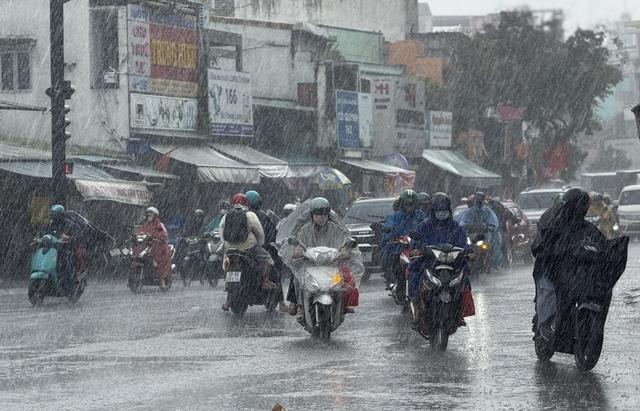 Dự báo thời tiết TP.HCM: Mưa lớn vào chiều tối kéo dài cả tuần - Ảnh 1.