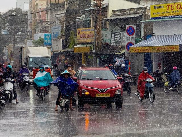 Thời tiết TP.HCM: Vì sao liên tục có mưa lớn từ giữa trưa?- Ảnh 1.