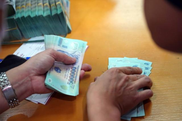 Biểu thuế thu nhập cá nhân giảm còn 5 bậc, người ăn lương nộp thuế như thế nào?- Ảnh 1.