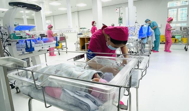 Sở Y tế TP.HCM yêu cầu đảm bảo an toàn cho trẻ em từ phút đầu đời - Ảnh 1.