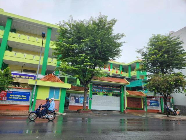 Hiệu trưởng trả lời nhiều vấn đề thắc mắc của bạn đọc - Ảnh 1.