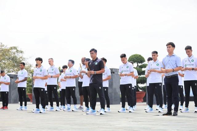 Công Phượng cùng đồng đội tri ân các anh hùng liệt sĩ trước mùa giải mới- Ảnh 1.