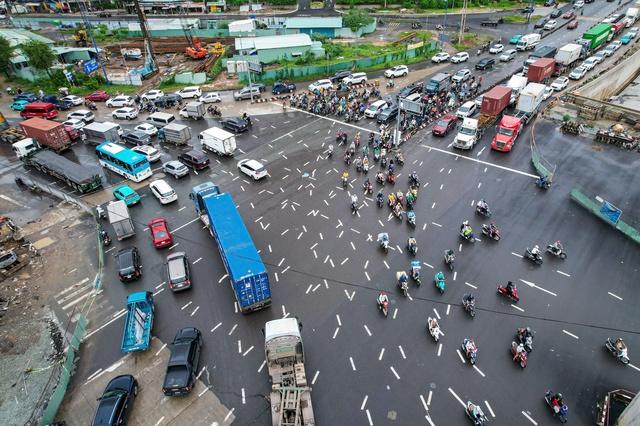 Sở Xây dựng: 'Vạch kẻ đường, biển báo ở TP.HCM rõ ràng, không bị xuống cấp' - Ảnh 1.