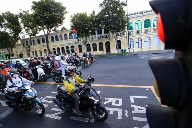 Người dân TP.HCM được rẽ phải khi đèn đỏ ở giao lộ có vạch mắt võng - Ảnh 3.