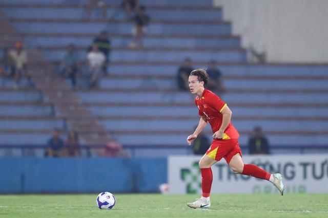 HLV Kim Sang-sik xáo trộn đội hình U.23 Việt Nam đấu Singapore: Lê Viktor đá chính- Ảnh 2.