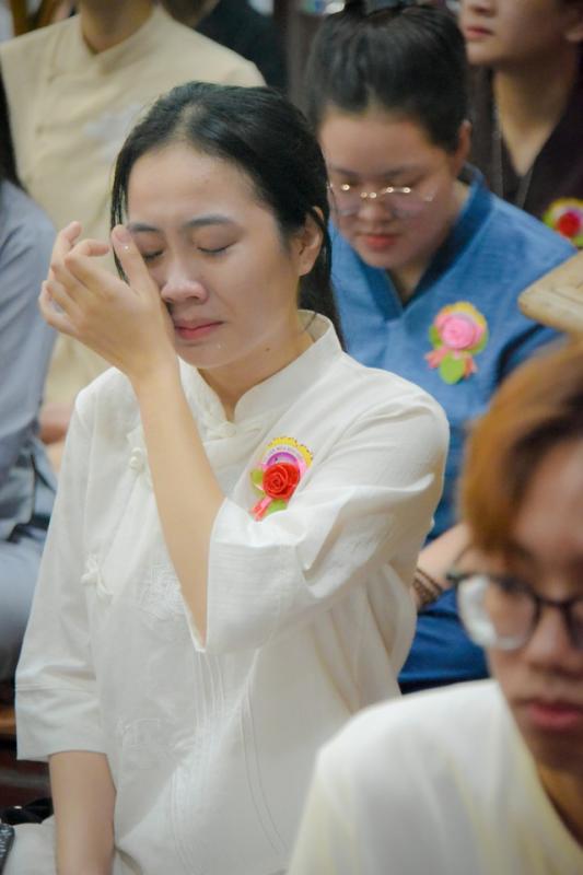 Vu lan 2025: Quỳ rót trà, rửa chân cha mẹ - phút giây khiến con bừng tỉnh - Ảnh 4.
