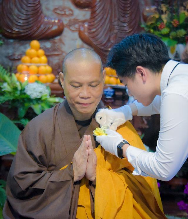 Vu lan 2025: Quỳ rót trà, rửa chân cha mẹ - phút giây khiến con bừng tỉnh - Ảnh 2.
