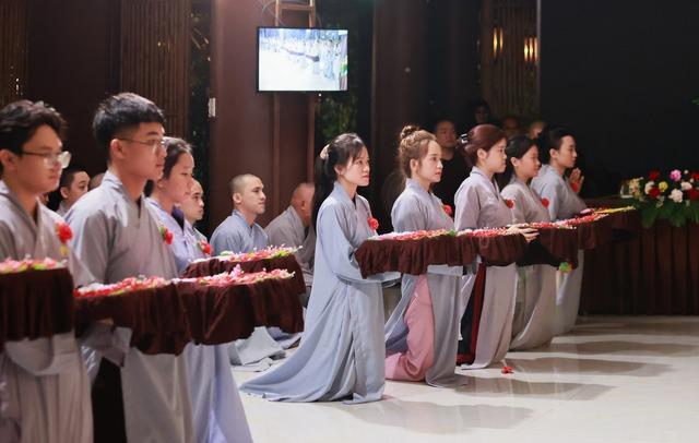 Vu lan 2025: Báo hiếu không chỉ là lời nói, mà là cách ta sống mỗi ngày - Ảnh 1.