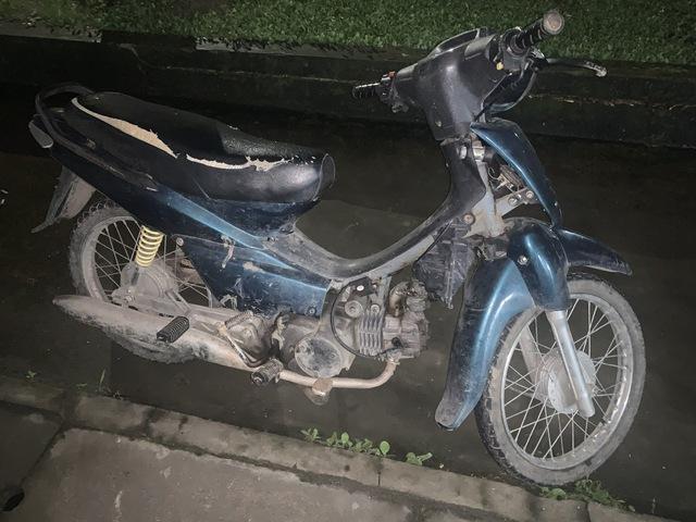 An Giang: Tạm giữ nghi phạm chặn đường đánh người dân, cướp xe máy - Ảnh 2.