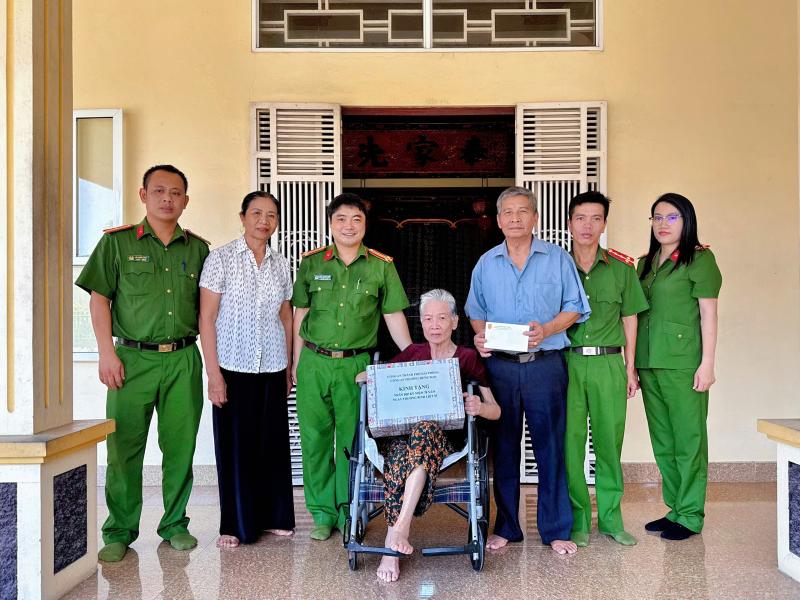 Giữ Tổ quốc bình yên: Từ 'khắc tinh' tội phạm đến người trưởng công an phường của dân- Ảnh 4.