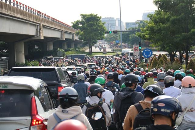 Ùn ứ cửa ngõ TP.HCM sau kỳ nghỉ lễ- Ảnh 4.