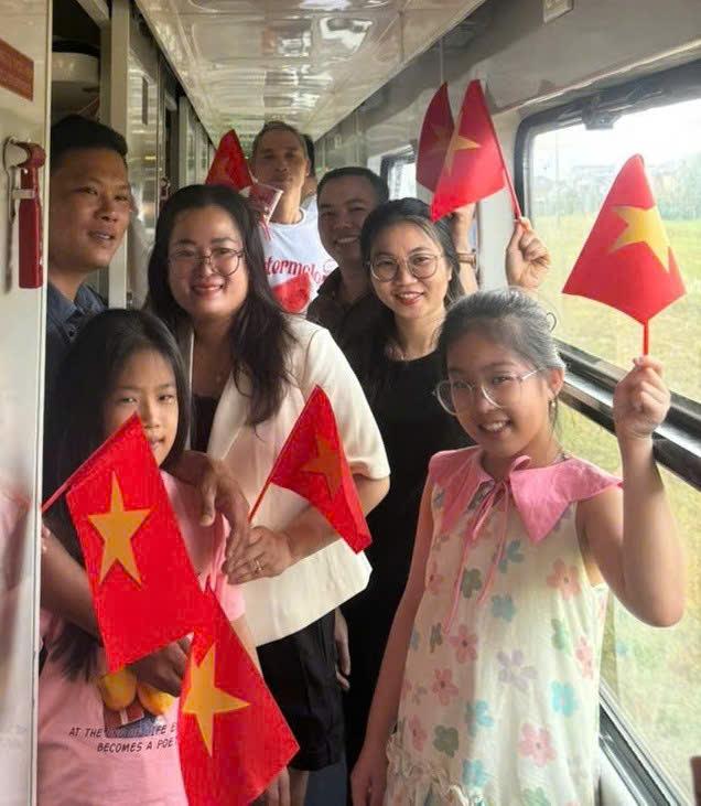 Hào khí trên chuyến tàu SE3 nhân dịp Quốc khánh 80 năm độc lập của dân tộc - Ảnh 5.