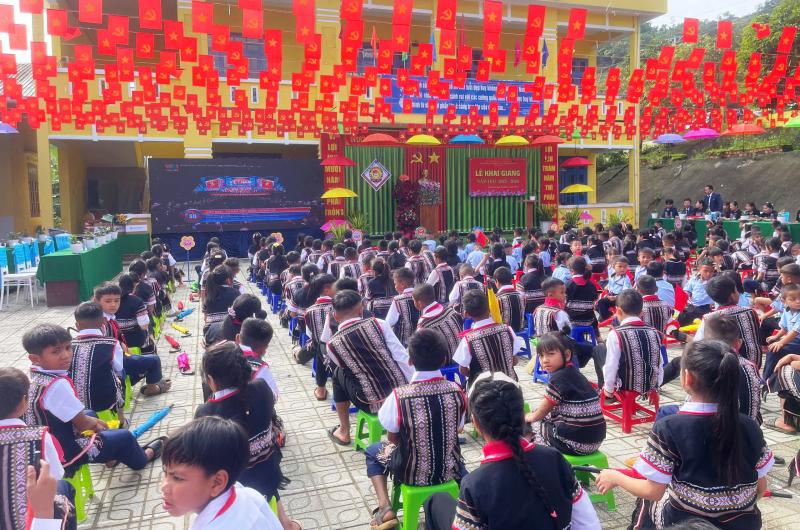 Khai giảng đặc biệt ở lưng chừng núi: 'Những ân tình không thể đong đếm' - Ảnh 2.