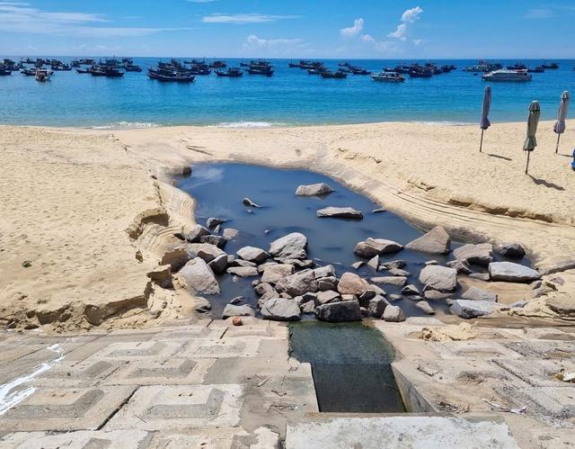 Gia Lai: Nước thải sinh hoạt chưa xử lý chảy thẳng ra biển - Ảnh 1.