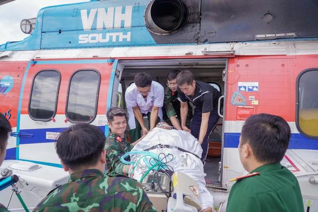 Cấp cứu khẩn cấp ngư dân nguy kịch tại đặc khu Trường Sa bằng trực thăng- Ảnh 1.