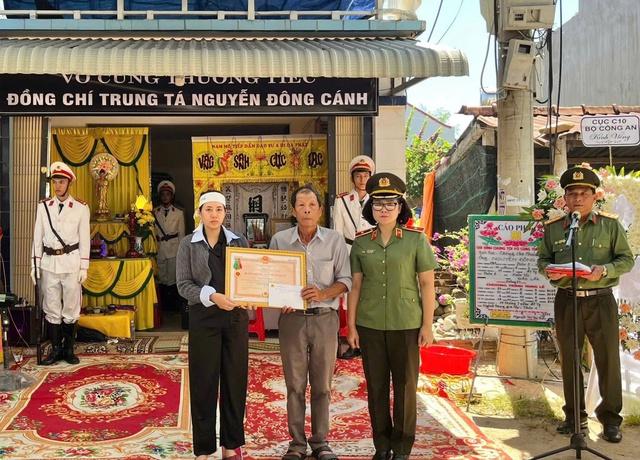 Truy tặng Huân chương Bảo vệ Tổ quốc cho trung tá công an Nguyễn Đông Cánh- Ảnh 2.