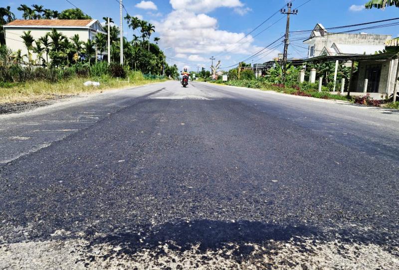 Dự án 1.850 tỉ có Tập đoàn Thuận An thi công mới thảm nhựa đã bong tróc - Ảnh 2.