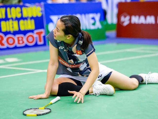 Tay vợt Nguyễn Thùy Linh gặp chấn thương gì, vì sao không có HLV đi cùng?- Ảnh 2.