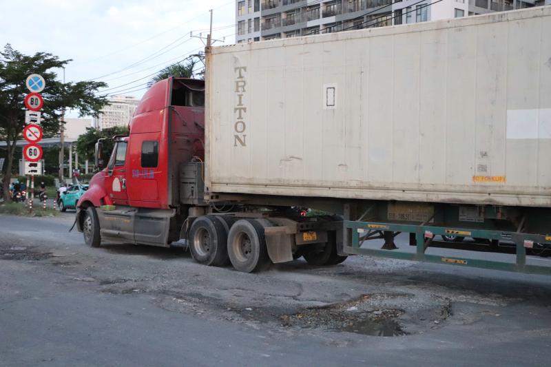 Bức xúc về tình trạng xuống cấp tại nút giao 830 tỉ khu Nam chỉ sau 9 tháng thông xe - Ảnh 1.