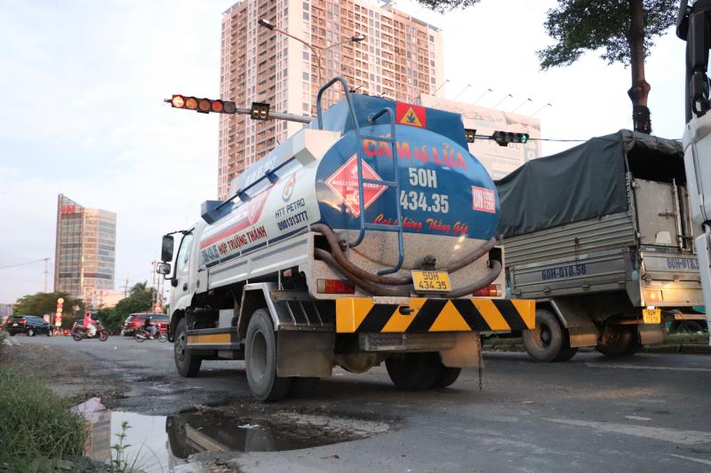 Bức xúc về tình trạng xuống cấp tại nút giao 830 tỉ khu Nam chỉ sau 9 tháng thông xe - Ảnh 2.