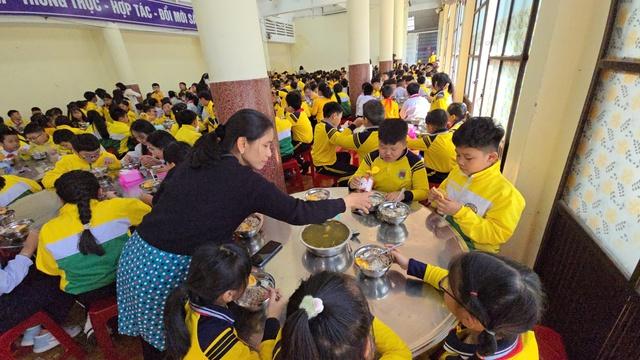 Tỉnh Lâm Đồng yêu cầu báo cáo vụ thực phẩm bẩn trong trường học Trưng Vương - Ảnh 2.