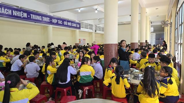 Lâm Đồng siết chặt an toàn thực phẩm bếp ăn trường học sau vụ thực phẩm bẩn - Ảnh 1.