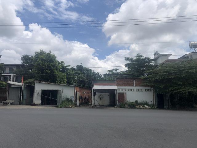 TP.HCM: Cả con đường ở phường Long Hương chỉ chờ giải tỏa 1 hộ dân để thông tuyến- Ảnh 2.