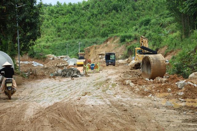 Dự án sửa chữa taluy đường Trường Sơn Đông ngổn ngang, chậm tiến độ- Ảnh 1.