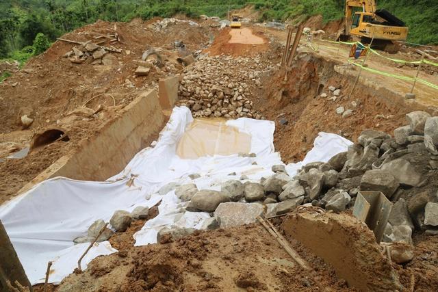 Dự án sửa chữa taluy đường Trường Sơn Đông ngổn ngang, chậm tiến độ- Ảnh 4.