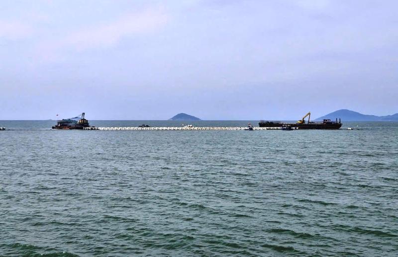 'Gánh' 10 kg chì, thợ lặn ngâm mình hàng giờ để 'hồi sinh' bãi biển Hội An - Ảnh 9.