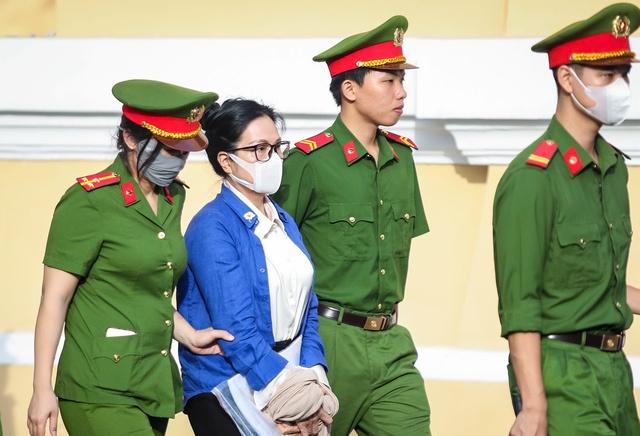 Áp giải cựu Tổng giám đốc SJC Lê Thúy Hằng và 15 bị cáo ra xét xử- Ảnh 1.