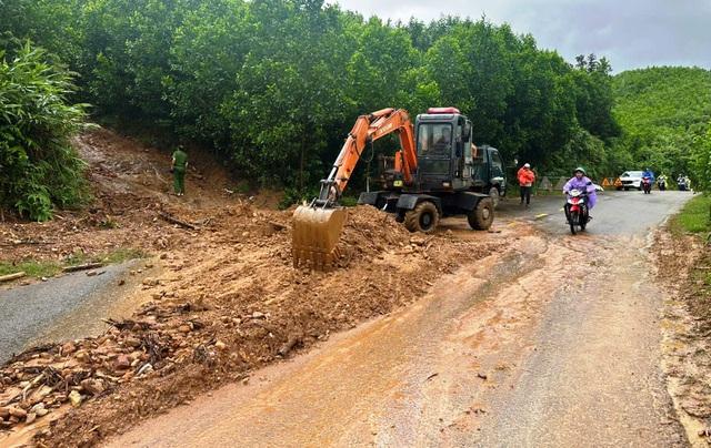 Bão số 10: Nhiều nơi ở Đà Nẵng sạt lở nghiêm trọng, 1 người mất tích- Ảnh 1.
