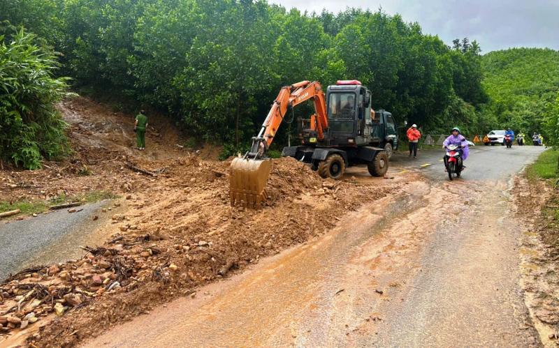 Cận cảnh bão số 10 gây sạt lở nghiêm trọng nhiều nơi ở vùng núi Đà Nẵng- Ảnh 10.