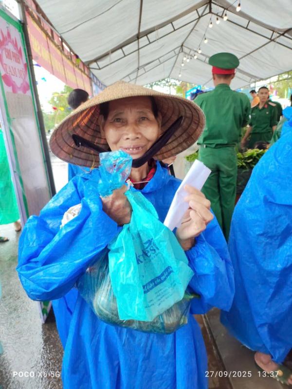 Chợ phiên 0 đồng 'đốn tim' trong mưa bão số 10 ở Đà Nẵng- Ảnh 6.