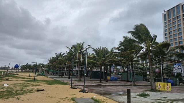 Biển Nhật Lệ dậy sóng, mưa lũ uy hiếp trước bão số 10- Ảnh 4.