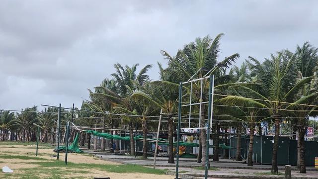 Biển Nhật Lệ dậy sóng, mưa lũ uy hiếp trước bão số 10- Ảnh 3.