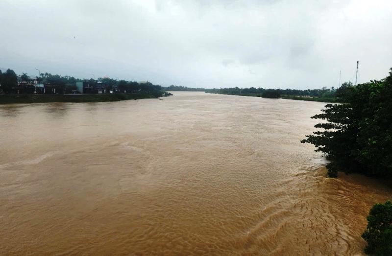 Bão số 10: Cận cảnh QL14B cũ ngập sâu, phương tiện gặp khó khăn- Ảnh 9.