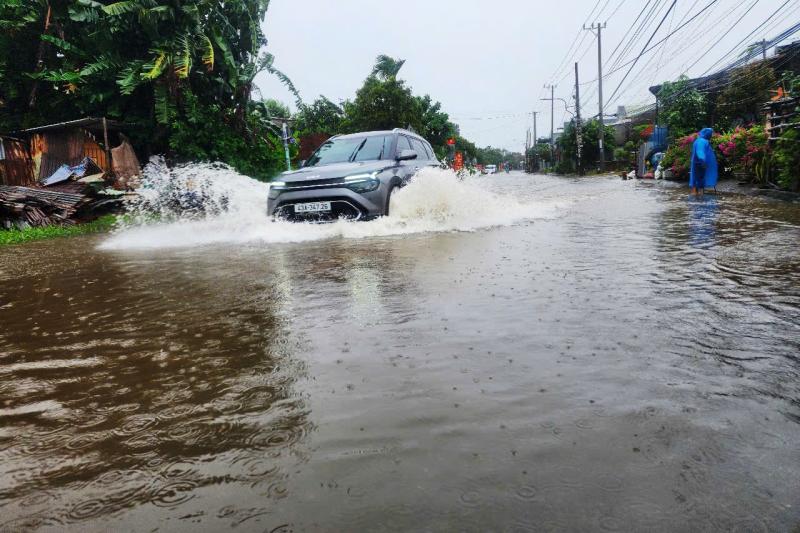 Bão số 10: Cận cảnh QL14B cũ ngập sâu, phương tiện gặp khó khăn- Ảnh 6.