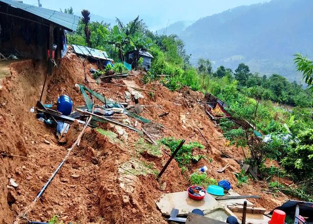 Đà Nẵng: Di dời khẩn cấp nhiều hộ dân vì sạt lở đất - Ảnh 1.