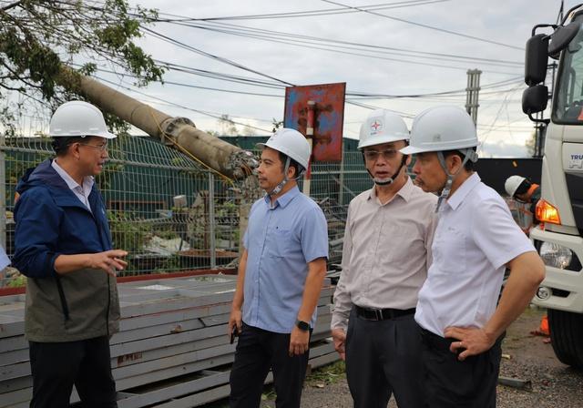 Huy động 2.400 thợ điện khắc phục lưới điện sau bão số 10 - Ảnh 1.
