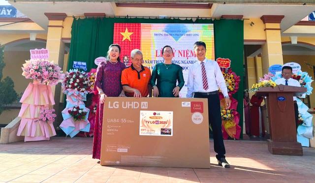 FPT cùng LG kiến tạo 'lớp học thông minh' cho 80 trường khó khăn trên toàn quốc - Ảnh 1.