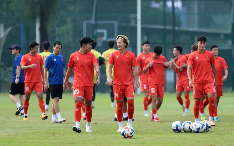 U.23 Việt Nam tập sân chuẩn FIFA đẹp nhất UAE, sẵn sàng đọ sức đối thủ cực mạnh Qatar- Ảnh 1.