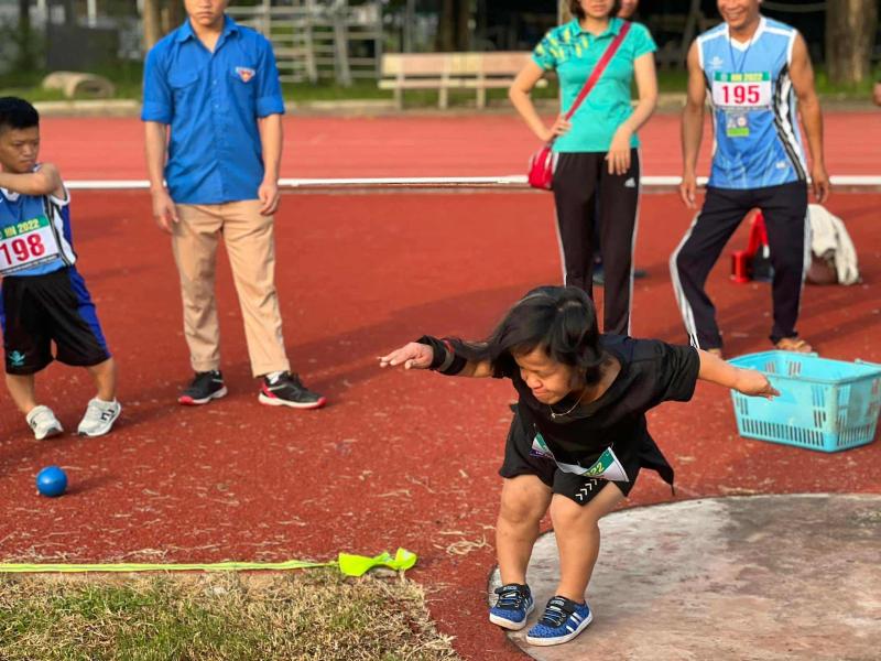 Hành trình phi thường của người phụ nữ cao 1,2 m bán vé số - Ảnh 2.