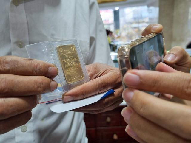 Giá vàng tăng lên sát 142 triệu đồng/lượng - Ảnh 1.
