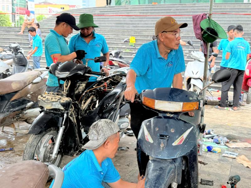Hơn 2 . 200 Xe máy được sửa xe miễn phí cho bà con vùng lũ Thái Nguyên - Ảnh 1.